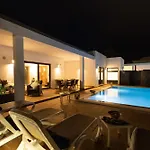 Villa Mamma Mia Sleeps 6 With Pool Playa Blanca (Lanzarote)