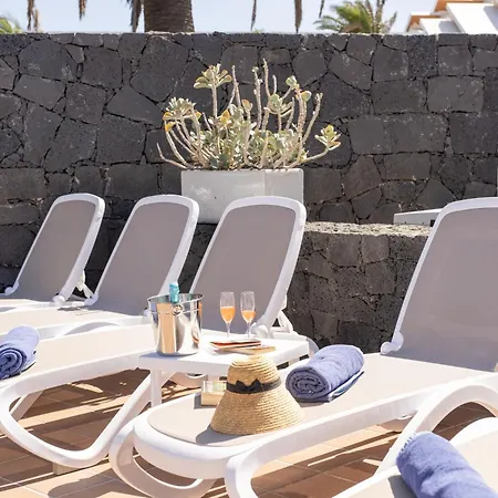 Villa Mamma Mia Sleeps 6 With Pool Playa Blanca