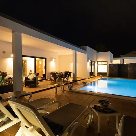 Villa Mamma Mia Sleeps 6 With Pool Playa Blanca