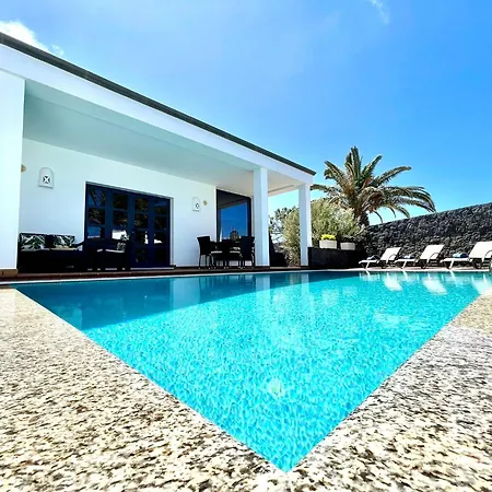 Mamma Mia Sleeps 6 With Pool Playa Blanca (Lanzarote)