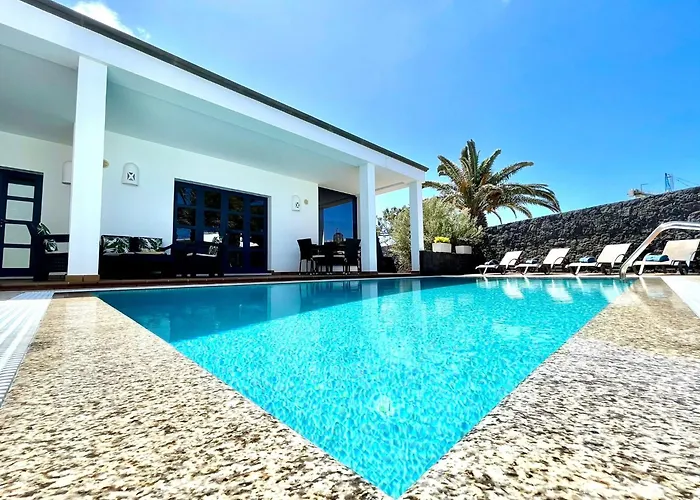 Mamma Mia Sleeps 6 With Pool Playa Blanca (Lanzarote)